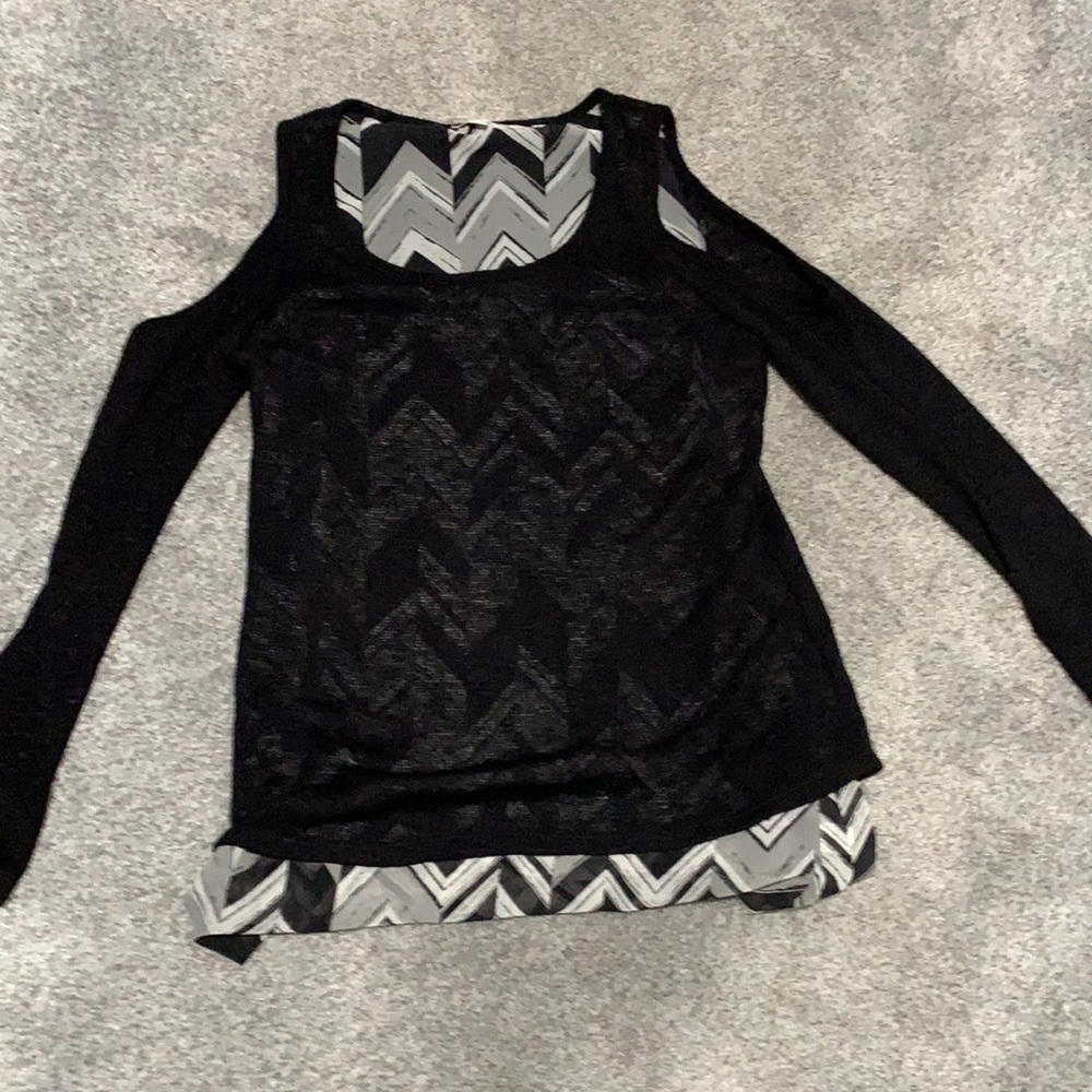 Light weight, cold shoulder top.